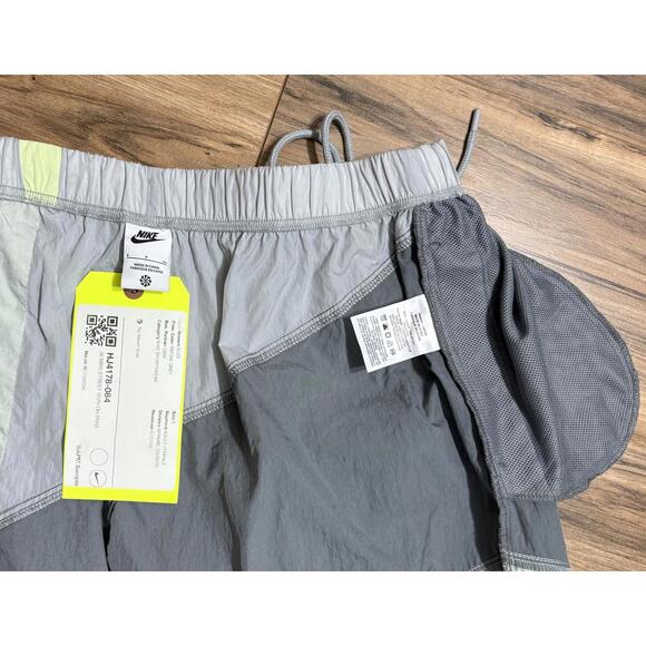 Nike Sportswear Women's Mid-Rise Loose Woven Open-Hem Pants - Picture 3 of 4